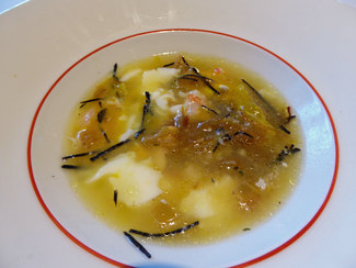Sopa escaldada de tomillo y trufa melanosporum una vez mezclada