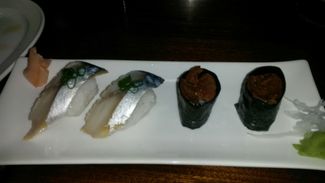 Nigiris de caballa y makis de erizo