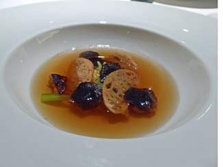 Consomé de ave, verduras, trufa melanosporum y foie-gras