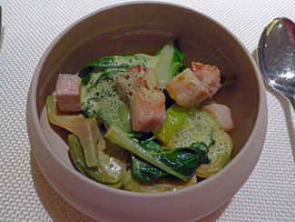 Alcachofas, acelgas, panceta, guisantes y cilantro