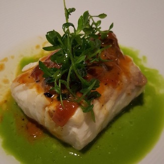 Merluza confitada en vinagreta caliente de manzana