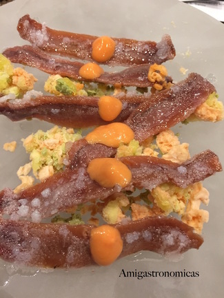 Anchoas San Filippo sobre tierra helada de AOVE, tomate y hierbas frescas