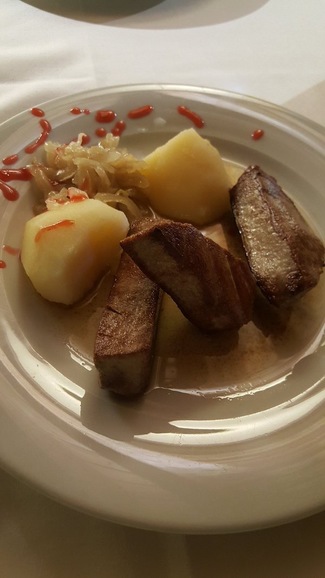 Lomo de atun parrilla, cebolla, aceite de ajo.