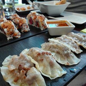 Las gyozas estaban abiertas y los rolls se demontaban con facilidad.