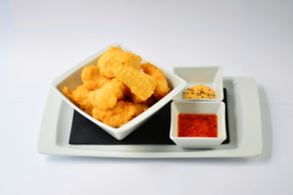 Pollo tempurizado con doble salsa.