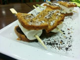 Marshmellow a la brasa con crujiente de té verde y tierra de oreo