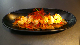 Langostinos con fideos thai y verduras braseadas