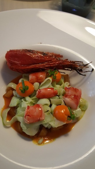 Carabinero asado, jugo de su cabeza, tallarin de calamar. 