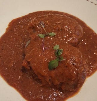 Carrilleras de bellota con tomate natural embotado 