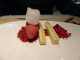 "Cheesecake" de queso de cabra con frambuesas (jugo y sorbete), pimientos rojos escalibados y jengibre confitado