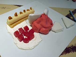 "Pa de pessic" y helado de maiz, queso fresco, hibiscus y piña.