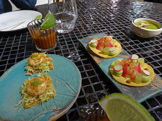 Piel de pollo Caesar y Tostada de gambas y caldito, de camarón,