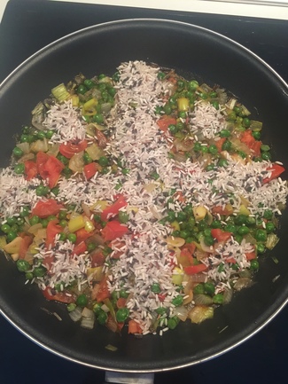 Cómo echar el arroz en la paella