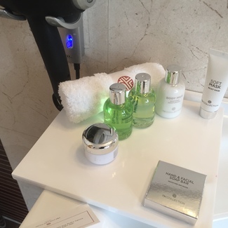 Detalle de los adminículos de aseo