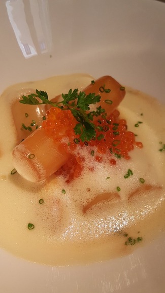 Esparragos blancos, sabayon, huevas de trucha