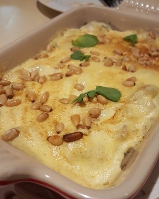 Berenjena asada, salsa holandesa y piñones