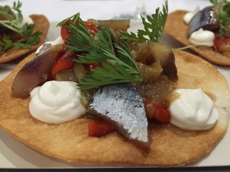 Coca d'esgarraet con sardina marinada y cremoso de queso