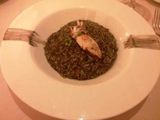 Arròs negre amb calamar de potera.