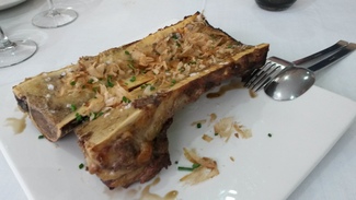 Tuétano braseado con katsuobushi y cebollino