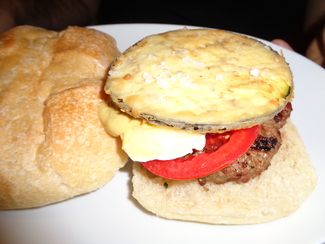 Hamburguesa francesa: con berenjena, tomate, queso brie y mostaza de Dijon