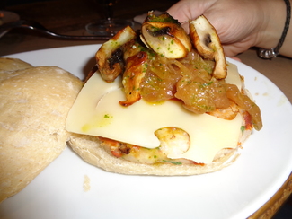 Hamburguesa vegetariana y, por supuesto, extra de queso