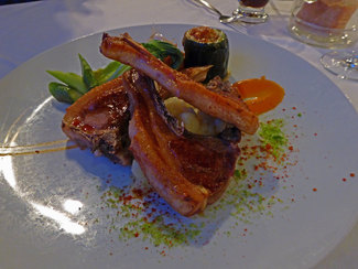 Costillitas de cordero lechal de Larzac, con lecho de puré de patata y calabacín relleno de "ratatouille"