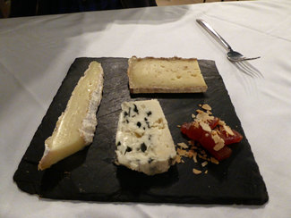 Surtido de quesos : roquefort, tome y uno de pasta blanda, cuyo nombre no recuerdo