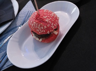 La hamburguesa tenía un color curioso, pero no llegamos a probarla.