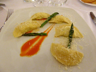 Raviolo ripieno di pesce e melanzane in guazzetto  di pomodoro freso e fili di zucchine verdi