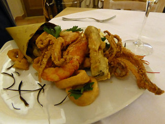 Frittura di calamari, gamberi e verdura con confettura di pomodori e zenzero