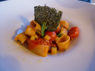 Calamarata di gragnano con ragù di seppie, zucchine e pesto leggero