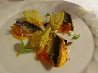 Sgombro croccante, vellutata di carote, Broccolo romano e sesamo tostato