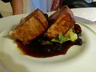 Tonno scottato, patata schiacciata al lime, salsa di passito rosso e uvetta