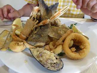 Frittura mixta de calamari, gamberi, pesce, cozze, scampi e cannolicchio