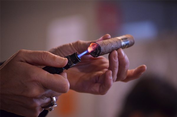 Manuela Romeralo II: El mundo de los cigarros puros y los destilados