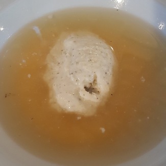 Infusion de hierbas sobre crema de naranja amarga y helado de romero