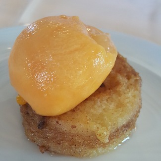 Torrija con helsdo de ron y yema de Santa Teresa