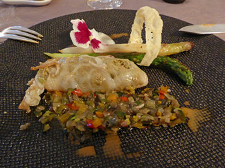 Rouget barbet en filet farci de tapenade sur un lit de ratatouille et duo d'asperges du pays