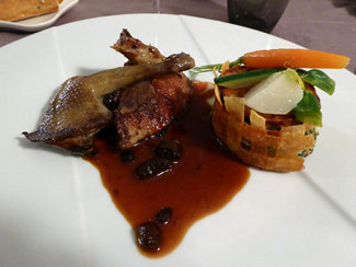 Pigeon en deux cuissons avec sauce aux morilles et tambour de petits légumes, reposant sur un lit de pommes de terre à la ricotta aux herbes