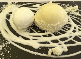 Esfera blanca de chocolate blanco, coco y limón