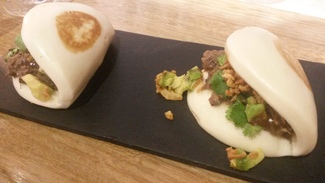 Bun de rabo de ternera, aguacate, mole y aromas