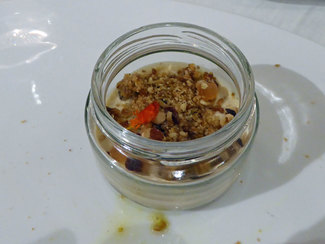 Foie, yogohurt con higos, frutos secos y crumble de cebolla