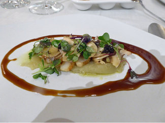 Carpaccio de boletus sobre un lecho de vieiras y cremoso de patata con jugo de asado