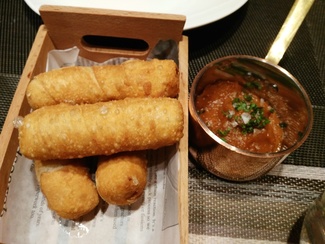 Tequeños con salsa de tomate y albahaca