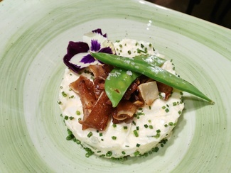 Ensaladilla con oreja crujiente