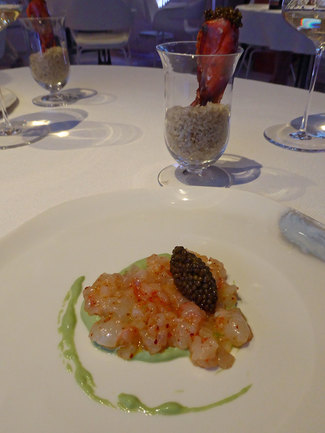 Tàrtar d'escamarlans, gamba i peix (llobarro). Caviar Beluga i bocatto di cardinale