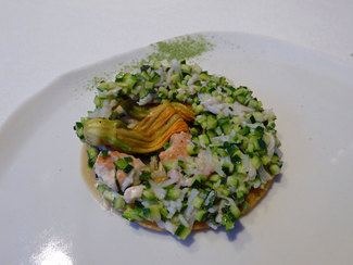 Coca de bou de mar amb carbassó en flor i gelée de cua de bou i mora