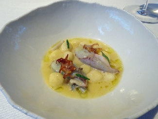 Platillo de calamarsons farcits de botifarra negra amb cigrons de patata i picada liquida