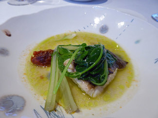 Plat de peix salvatge, turbot amb bledes amb un sofregit de seba, all i galanga i suc de bledes