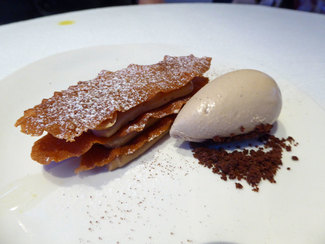 Milhojas de crema de avellanas y avellanas con helado de especias